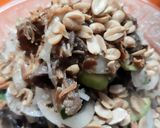Hình bước làm 3 của món Thịt bò bóp thấu với hành tây, dưa leo