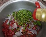 A picture of step 4 of Chicken and veggies namkeen Sawaiyan.