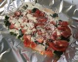 Une image de l'étape 5 de Filets de loup de mer aux tomates, fanes de radis et parmesan.