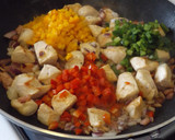 Foto del paso 2 de la receta: Guisado de pollo con patatas y pimientos variados
