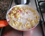 Foto del paso 2 de la receta: Tortellinis de carne a la crema con jamón y queso