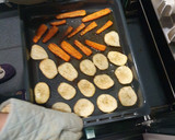 Foto del paso 2 de la receta: Butifarra al horno con patatas y zanahoria