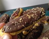 Foto del paso 9 de la receta Eclairs sin Gluten Rellenas de Crema Pastelera y Coulis de Fresas con Cobertura de Chocolate