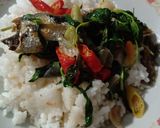 Foto langkah ke 6 dari resep Oseng gereh kemangi pedas.