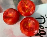 Une image de l'étape 2 de Salade de betteraves rouges aux deux tomates, oignon rouge et mozzarella.