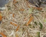 हक्का वेजीज नूडल्स विथ मसाला ए मैजिक(hakka noodles with masala e magic recipe in hindi) रेसिपी चरण 3 फोटो