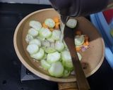 Foto langkah ke 2 dari resep Sayur Bening Oyong Wortel Telur.