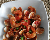 Foto del paso 7 de la receta: Almejas y langostinos con guisantes en salsa picante