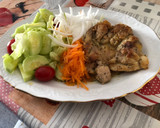 Foto del paso 8 de la receta: Muslo de pollo deshuesado sin piel a la plancha con ensalada