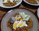 Foto langkah ke 7 dari resep Mie goreng telur rebus.