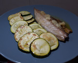 Foto del paso 2 de la receta: Verdel con calabacín a la plancha y refrito de ajos