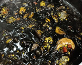 Foto del paso 5 de la receta: Arroz negro con marisco y setas variadas