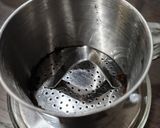 Foto langkah ke 2 dari resep Vietnamese Coffee Drip.