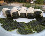 Foto langkah ke 4 dari resep Nasi kepal ikan tuna (tuna onigiri).