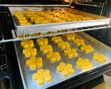 Foto langkah ke 3 dari resep Flower Cookies With Royal Icing.
