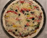 Foto langkah ke 8 dari resep Chicken Mushroom Pizza.