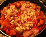 Foto del paso 3 de la receta: Patada deshueseada de pollos, en bandada, a hortalizas y demases