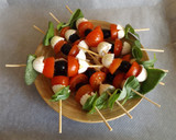 Foto del paso 1 de la receta: Brochetas de queso fresco y tomates a la albahaca
