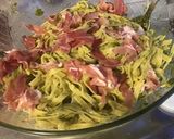 Une image de l'étape 6 de Tagliatelles au pesto de céleri & pistaches au jambon cru.