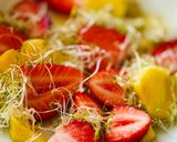 Hình bước làm 2 của món Salad Thơm, Dâu Tây, Phô Mai Feta & Jambon Iberico