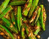 લસુની મસાલા ભીંડી (Lasuni Masala Bhindi Recipe In Gujarati) રેસીપી સ્ટેપ3ફોટો