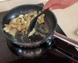 Foto del paso 2 de la receta: Pasta con calamares y alcachofas