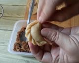 Foto langkah ke 6 dari resep Pastel mini kering isi abon renyah dan gurih.