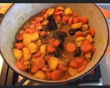 Une image de l'étape 3 de Tajine de poulet aux panais tomates pruneaux carottes miel et curry.