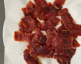 Foto del paso 1 de la receta: Ensalada de melón, langostinos y frutos secos con crujiente de jamón ibérico
