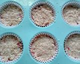 स्ट्रॉबेरी क्रंबल कपकेक्स (विथ व्हॅनिला आईस्क्रीम)(Strawberry crumble cupcakes recipe in marathi) रेसिपी स्टेप 4 फोटो 