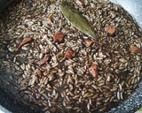 Foto del paso 4 de la receta: Arroz negro picante con calamares
