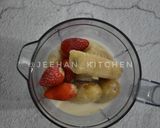 Foto langkah ke 2 dari resep Jus Susu Pisang Strawberry.