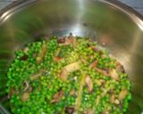 Foto del passaggio 2 della ricetta Risotto light con funghi porcini punte di asparagi e piselli