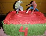 Foto del paso 5 de la receta: Torta de cumpleaños Hulk vs Hombre Araña