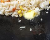 Foto langkah ke 3 dari resep Nasi goreng mentega simpel.