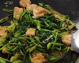 Foto langkah ke 5 dari resep Tumis Kangkung Terasi Tempe.