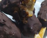 Foto del paso 3 de la receta: Palito Helado de Banana con Baño de Dulce de Leche, Cereales y Chocolate