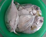 Foto langkah ke 1 dari resep Ikan masak tomat.