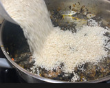 Foto del paso 5 de la receta: Arroz negro y navajas con mojo de cilantro