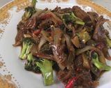 Foto langkah ke 4 dari resep Sapi Brokoli Lada Hitam.