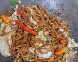 Foto langkah ke 6 dari resep Mie Jawa Pipih Goreng (Gurih Meresap, Anti Gumpal!) Jesslyn Orlane.