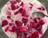 Foto langkah ke 4 dari resep Minuman Naga Berries Yogurt.
