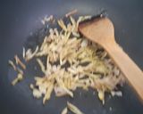 รูปขั้นตอนการทำที่ 2 ของ แหนมผัดไข่เป็ดใส่ขิง
