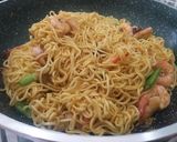 Gambar langkah 5 resipi Mee goreng udang.