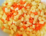 Foto del paso 2 de la receta: Ensaladilla sobre barcas de pan de gambas