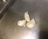 Une image de l'étape 1 de Pavés de saumon sauvage crème de fanes de radis, ail et curry.