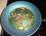 Φωτογραφία βήματος 4 της συνταγής Linguini με μικρά καλαμαράκια σε βαθυ-κόκκινη σάλτσα