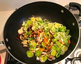 A picture of step 2 of Mixed seafood fried rice noodles.
