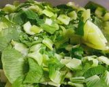 Hình bước làm 2 của món Canh cải thìa thịt xay nấu nhanh