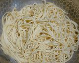 Foto langkah ke 1 dari resep Spagheti Kari Hijau Instan Udang Telur.